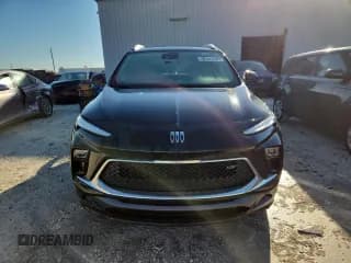 ✅ 2024 Buick Encore GX Sport Touring • VIN: KL4AMDSL8RB184381 • Lot: 87029555. Wystawiony na Copart z przebiegiem 25 033 mil. Bezpłatny archiwum sprzedaży aukcyjnych z USA i szczegółowy raport historii pojazdu na DreamBid. Zdjęcie 5.