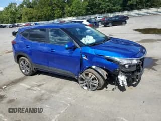 ✅ 2022 Kia Seltos LX • VIN: KNDEPCAA2N7238215 • Lot: 71961035. Wystawiony na Copart z przebiegiem 64 972 mil. Bezpłatny archiwum sprzedaży aukcyjnych z USA i szczegółowy raport historii pojazdu na DreamBid. Zdjęcie 4.