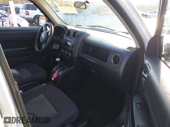 ✅ 2015 Jeep Patriot Altitude • VIN: 1C4NJRBB2FD190181 • Lot: 43801383. Listed on IAAI with 161,017 mi. Free auction sales archive from the USA and detailed vehicle history report at DreamBid. Image 5.