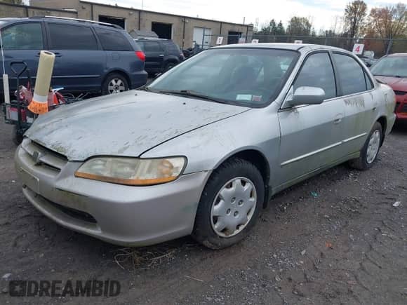 1998 Honda Accord LX z VIN 1HGCG5647WA155553, wystawiony jako IAAI lot #43586050 z przebiegiem 164 383 mil mil oraz . Historia ofert i sprzedaży dostępna na DreamBid. Obrazek 2.