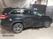 ✅ 2018 Toyota Highlander LE • VIN: 5TDBZRFH4JS820340 • Lot: 41221682. Wystawiony na IAAI z przebiegiem 121 243 mil. Bezpłatny archiwum sprzedaży aukcyjnych z USA i szczegółowy raport historii pojazdu na DreamBid. Zdjęcie 6.