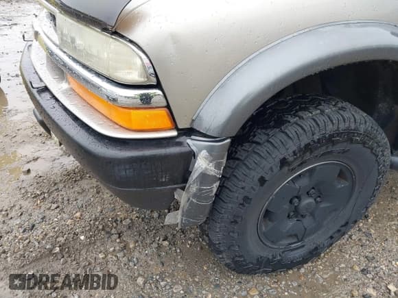 ✅ 2001 Chevrolet Blazer LS • VIN: 1GNCT18W11K246877 • Lot: 42375718. Wystawiony na IAAI z przebiegiem 264 652 mil. Bezpłatny archiwum sprzedaży aukcyjnych z USA i szczegółowy raport historii pojazdu na DreamBid. Zdjęcie 6.