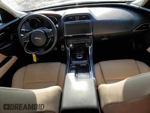 ✅ 2019 Jaguar XE 25t Premium • VIN: SAJAD4FX4KCP45437 • Lot: 55607455. Wystawiony na Copart z przebiegiem 80 766 mil. Bezpłatny archiwum sprzedaży aukcyjnych z USA i szczegółowy raport historii pojazdu na DreamBid. Zdjęcie 8.