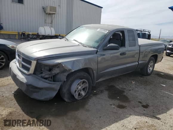 2008 Dodge Dakota SXT z VIN 1D7HE32KX8S553863, wystawiony jako Copart lot #58553865 z przebiegiem 78 943 mil mil oraz Szkoda całkowita • Salvage title. Historia ofert i sprzedaży dostępna na DreamBid. Obrazek 1.