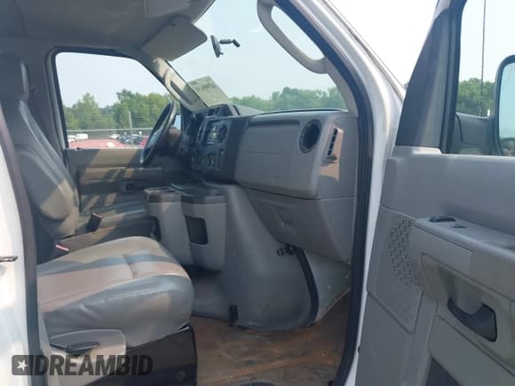 ✅ 2013 Ford Econoline Passenger XL • VIN: 1FBNE3BL8DDB33222 • Lot: 42908639. Wystawiony na IAAI z przebiegiem 172 399 mil. Bezpłatny archiwum sprzedaży aukcyjnych z USA i szczegółowy raport historii pojazdu na DreamBid. Zdjęcie 5.