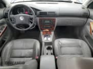 ✅ 2003 Volkswagen Passat GLX • VIN: WVWYH63B93E307461 • Лот: 81961384. Опубликован ранее на Copart с пробегом 139 029 миль. Бесплатный доступ к архиву аукционных продаж из США и подробный отчёт об истории автомобиля на DreamBid. Изображение 8.