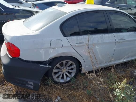 ✅ 2011 BMW 3 Series 328i • VIN: WBAPH7C59BE460185 • Lot: 43086784. Listed on IAAI with 122,324 mi. Free auction sales archive from the USA and detailed vehicle history report at DreamBid. Image 4.