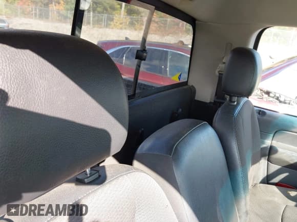 ✅ 2005 Dodge 2500 ST • VIN: 3D7KS26D05G815316 • Lot: 40518807. Wystawiony na IAAI z przebiegiem 80 295 mil. Bezpłatny archiwum sprzedaży aukcyjnych z USA i szczegółowy raport historii pojazdu na DreamBid. Zdjęcie 8.