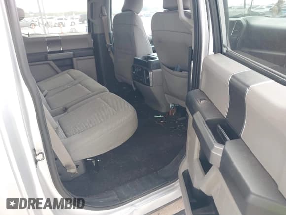 ✅ 2017 Ford F-150 XL • VIN: 1FTEW1CF1HFA24990 • Lot: 42303997. Wystawiony na IAAI z przebiegiem 81 060 mil. Bezpłatny archiwum sprzedaży aukcyjnych z USA i szczegółowy raport historii pojazdu na DreamBid. Zdjęcie 8.