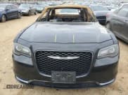 ✅ 2018 Chrysler 300 Touring • VIN: 2C3CCARGXJH321250 • Lot: 82659273. Wystawiony na Copart z przebiegiem Nie podano. Bezpłatny archiwum sprzedaży aukcyjnych z USA i szczegółowy raport historii pojazdu na DreamBid. Zdjęcie 5.