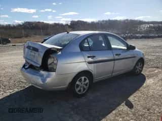 2009 Hyundai Accent Auto GLS z VIN KMHCM46C19U299011, wystawiony jako Copart lot #80142934 z przebiegiem 120 123 mil mil oraz Szkoda całkowita • Salvage title. Historia ofert i sprzedaży dostępna na DreamBid. Obrazek 3.