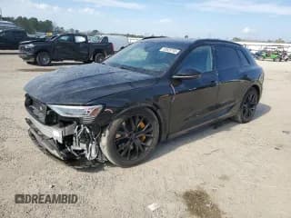 ✅ 2023 Audi e-tron Chronos • VIN: WA1VABGE3PB006268 • Lot: 43825795. Wystawiony na Copart z przebiegiem 34 451 mil. Bezpłatny archiwum sprzedaży aukcyjnych z USA i szczegółowy raport historii pojazdu na DreamBid. Zdjęcie 1.