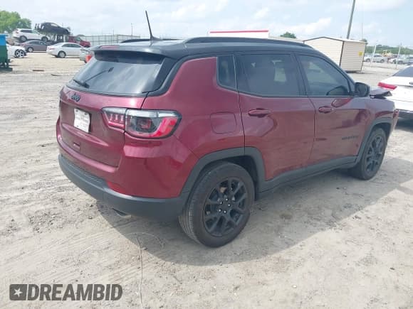 ✅ 2022 Jeep Compass Latitude • VIN: 3C4NJCBB2NT210970 • Lot: 42302790. Listed on IAAI with 27,999 mi. Free auction sales archive from the USA and detailed vehicle history report at DreamBid. Image 4.