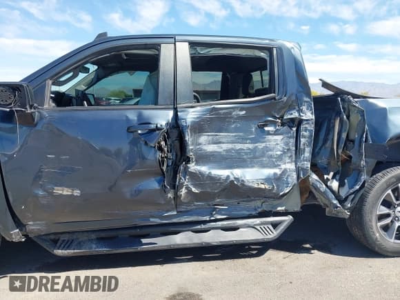 ✅ 2020 Chevrolet Silverado 1500 RST • VIN: 3GCUYEET3LG214622 • Lot: 42061461. Listed on IAAI with Not provided. Free auction sales archive from the USA and detailed vehicle history report at DreamBid. Image 6.