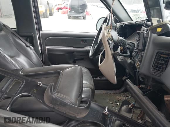 ✅ 2004 Chevrolet Silverado 1500 • VIN: 2GCEK19T041260637 • Lot: 41587738. Wystawiony na IAAI z przebiegiem 153 022 mil. Bezpłatny archiwum sprzedaży aukcyjnych z USA i szczegółowy raport historii pojazdu na DreamBid. Zdjęcie 5.