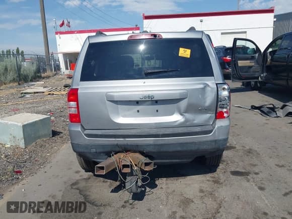 ✅ 2015 Jeep Patriot Latitude • VIN: 1C4NJPFA2FD126504 • Lot: 42629000. Wystawiony na IAAI z przebiegiem 123 019 mil. Bezpłatny archiwum sprzedaży aukcyjnych z USA i szczegółowy raport historii pojazdu na DreamBid. Zdjęcie 16.