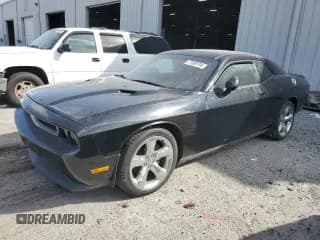 ✅ 2013 Dodge Challenger SXT • VIN: 2C3CDYAG2DH579252 • Lot: 77498104. Wystawiony na Copart z przebiegiem 99 926 mil. Bezpłatny archiwum sprzedaży aukcyjnych z USA i szczegółowy raport historii pojazdu na DreamBid. Zdjęcie 1.