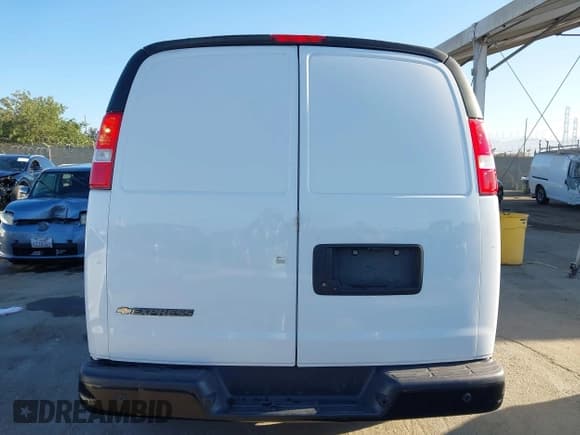 ✅ 2018 Chevrolet Express Cargo • VIN: 1GCWGAFP0J1287769 • Lot: 42814645. Wystawiony na IAAI z przebiegiem 152 506 mil. Bezpłatny archiwum sprzedaży aukcyjnych z USA i szczegółowy raport historii pojazdu na DreamBid. Zdjęcie 16.