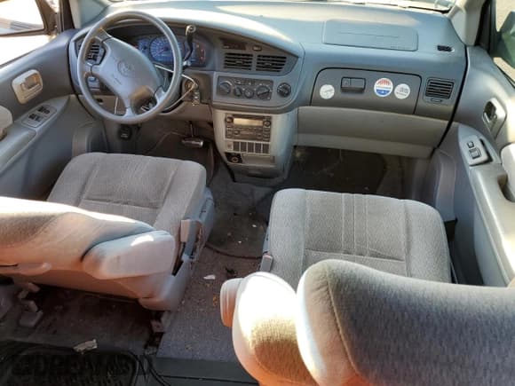 ✅ 2002 Toyota Sienna CE • VIN: 4T3ZF19C42U479207 • Lot: 82301664. Listed on Copart with 114,813 mi. Free auction sales archive from the USA and detailed vehicle history report at DreamBid. Image 8.