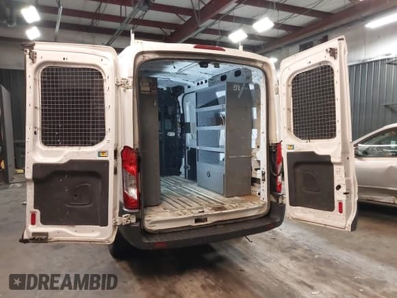 ✅ 2016 Ford Transit Cargo • VIN: 1FTYR1CM2GKA12288 • Lot: 41752611. Wystawiony na IAAI z przebiegiem 238 715 mil. Bezpłatny archiwum sprzedaży aukcyjnych z USA i szczegółowy raport historii pojazdu na DreamBid. Zdjęcie 3.