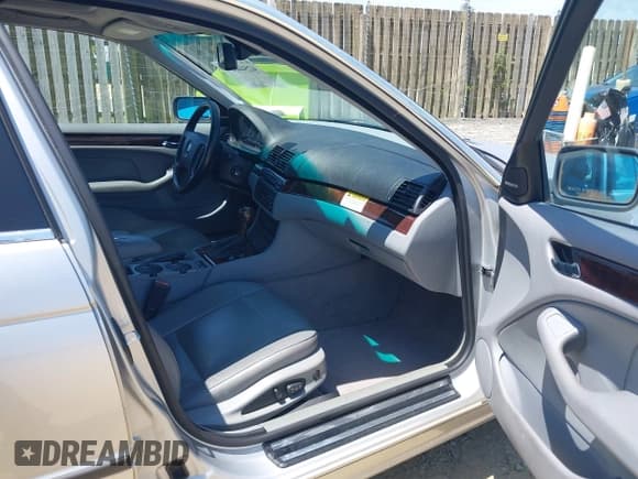 ✅ 2005 BMW 3 Series 330xi • VIN: WBAEW53405PN37317 • Lot: 42544009. Listed on IAAI with 111,964 mi. Free auction sales archive from the USA and detailed vehicle history report at DreamBid. Image 5.