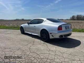 ✅ 2005 Maserati GranSport • VIN: ZAMEC38A950015868 • Lot: 54404835. Wystawiony na Copart z przebiegiem 63 471 mil. Bezpłatny archiwum sprzedaży aukcyjnych z USA i szczegółowy raport historii pojazdu na DreamBid. Zdjęcie 3.