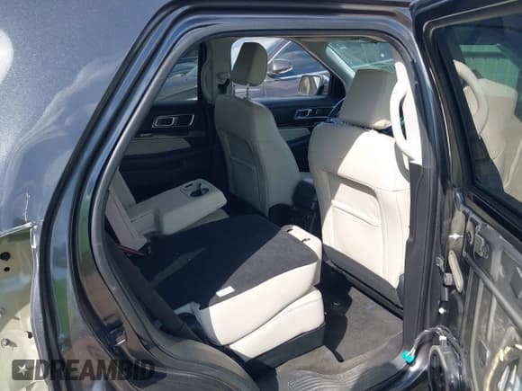 ✅ 2018 Ford Explorer Platinum • VIN: 1FM5K8HT4JGA14095 • Lot: 43412751. Wystawiony na IAAI z przebiegiem 101 729 mil. Bezpłatny archiwum sprzedaży aukcyjnych z USA i szczegółowy raport historii pojazdu na DreamBid. Zdjęcie 8.