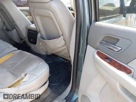 2008 Chevrolet Suburban LTZ z VIN 1GNFK16308R147381, wystawiony jako IAAI lot #43213914 z przebiegiem 255 185 mil mil oraz . Historia ofert i sprzedaży dostępna na DreamBid. Obrazek 8.