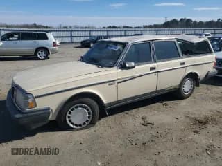 ✅ 1989 Volvo 240 DL • VIN: YV1AX8859K1842776 • Лот: 46861405. Опубликован ранее на Copart с пробегом 179 346 миль. Бесплатный доступ к архиву аукционных продаж из США и подробный отчёт об истории автомобиля на DreamBid. Изображение 1.
