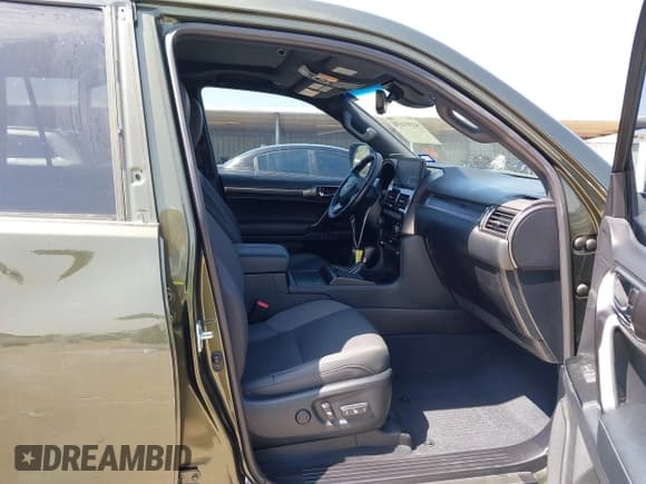 ✅ 2022 Lexus GX 460 • VIN: JTJKM7BX0N5318806 • Lot: 41913130. Wystawiony na IAAI z przebiegiem 30 093 mil. Bezpłatny archiwum sprzedaży aukcyjnych z USA i szczegółowy raport historii pojazdu na DreamBid. Zdjęcie 5.