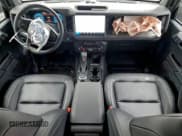 ✅ 2025 Ford Bronco Big Bend • VIN: 1FMDE7BH3SLB15994 • Lot: 94417555. Wystawiony na Copart z przebiegiem 1 518 mil. Bezpłatny archiwum sprzedaży aukcyjnych z USA i szczegółowy raport historii pojazdu na DreamBid. Zdjęcie 8.