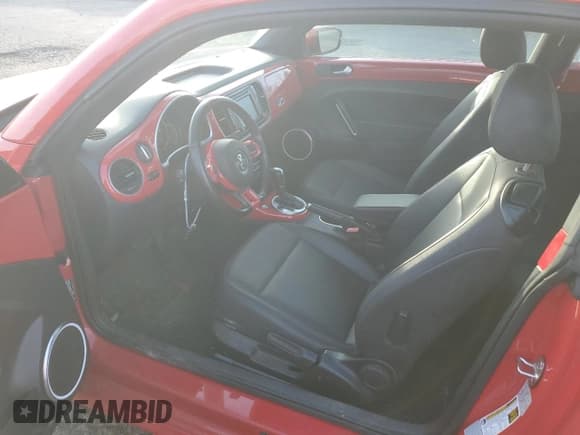 ✅ 2018 Volkswagen Beetle SE • VIN: 3VWJD7AT4JM703168 • Лот: 83746544. Опубликован ранее на Copart с пробегом 18 012 миль. Бесплатный доступ к архиву аукционных продаж из США и подробный отчёт об истории автомобиля на DreamBid. Изображение 8.