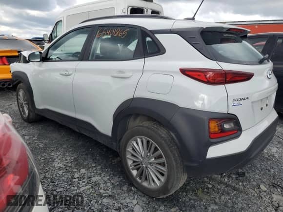 2021 Hyundai Kona SEL z VIN KM8K2CAA1MU696213, wystawiony jako Copart lot #65401865 z przebiegiem 53 974 mil mil oraz Szkoda całkowita • Salvage title. Historia ofert i sprzedaży dostępna na DreamBid. Obrazek 2.