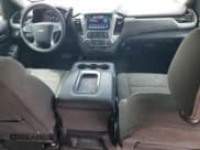 ✅ 2020 Chevrolet Suburban LS • VIN: 1GNSCGEC0LR225957 • Lot: 64193324. Wystawiony na Copart z przebiegiem 82 347 mil. Bezpłatny archiwum sprzedaży aukcyjnych z USA i szczegółowy raport historii pojazdu na DreamBid. Zdjęcie 8.