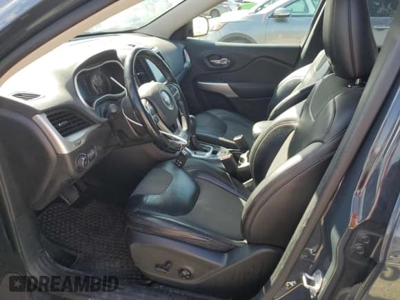 ✅ 2018 Jeep Cherokee Latitude Plus • VIN: 1C4PJMLX5JD575913 • Lot: 81493585. Wystawiony na Copart z przebiegiem 82 974 mil. Bezpłatny archiwum sprzedaży aukcyjnych z USA i szczegółowy raport historii pojazdu na DreamBid. Zdjęcie 7.