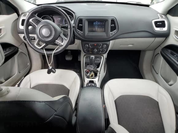 ✅ 2019 Jeep Compass Latitude • VIN: 3C4NJCBBXKT677551 • Lot: 48625185. Wystawiony na Copart z przebiegiem 137 951 mil. Bezpłatny archiwum sprzedaży aukcyjnych z USA i szczegółowy raport historii pojazdu na DreamBid. Zdjęcie 8.