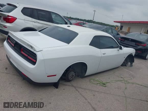 2018 Dodge Challenger R/T z VIN 2C3CDZBT0JH300572, wystawiony jako IAAI lot #43104545 z przebiegiem 83 644 mil mil oraz . Historia ofert i sprzedaży dostępna na DreamBid. Obrazek 13.
