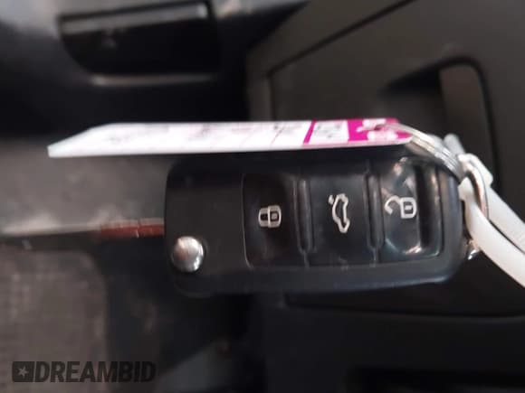 ✅ 2014 Volkswagen Beetle 2.5L • VIN: 3VWJP7ATXEM608174 • Lot: 43704027. Wystawiony na IAAI z przebiegiem 80 827 mil. Bezpłatny archiwum sprzedaży aukcyjnych z USA i szczegółowy raport historii pojazdu na DreamBid. Zdjęcie 11.