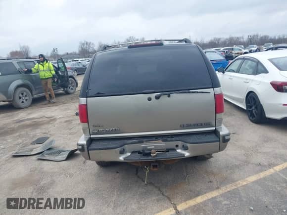 1999 Chevrolet Blazer LT z VIN 1GNDT13W3X2250496, wystawiony jako IAAI lot #42001807 z przebiegiem 210 193 mil mil oraz . Historia ofert i sprzedaży dostępna na DreamBid. Obrazek 16.