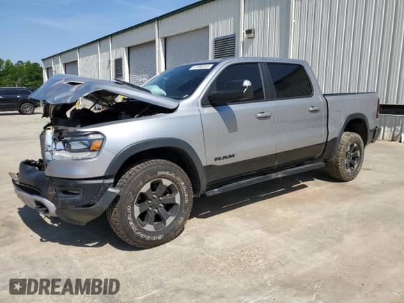 2020 Ram 1500 Rebel z VIN 1C6RRELT0LN303553, wystawiony jako Copart lot #53488355 z przebiegiem 110 673 mil mil oraz Szkoda całkowita • Salvage title. Historia ofert i sprzedaży dostępna na DreamBid. Obrazek 1.