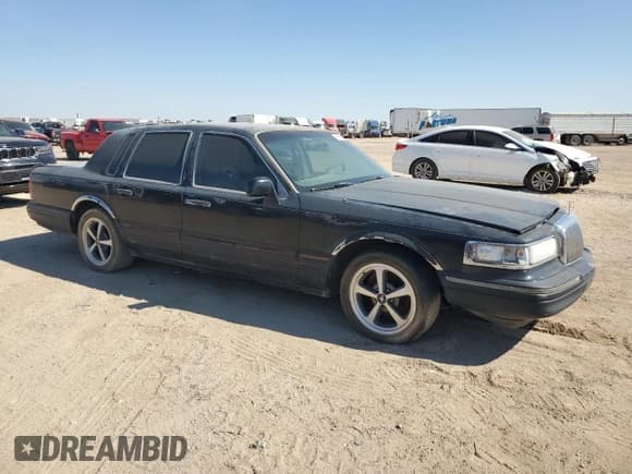 ✅ 1997 Lincoln Town Car Signature • VIN: 1LNLM82W3VY750465 • Lot: 75569864. Wystawiony na Copart z przebiegiem 147 446 mil. Bezpłatny archiwum sprzedaży aukcyjnych z USA i szczegółowy raport historii pojazdu na DreamBid. Zdjęcie 4.