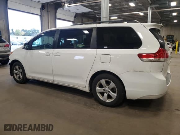 ✅ 2013 Toyota Sienna LE AAS • VIN: 5TDKK3DC2DS397156 • Lot: 87222915. Wystawiony na Copart z przebiegiem 117 000 mil. Bezpłatny archiwum sprzedaży aukcyjnych z USA i szczegółowy raport historii pojazdu na DreamBid. Zdjęcie 2.