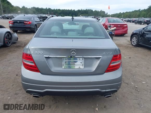 ✅ 2012 Mercedes-Benz C 300 Sport • VIN: WDDGF8BB5CR225904 • Lot: 43010982. Wystawiony na IAAI z przebiegiem 90 115 mil. Bezpłatny archiwum sprzedaży aukcyjnych z USA i szczegółowy raport historii pojazdu na DreamBid. Zdjęcie 17.
