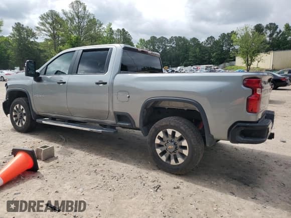 ✅ 2024 Chevrolet Silverado 2500HD Custom • VIN: 2GC1YME75R1199753 • Лот: 56539275. Опубликован ранее на Copart с пробегом 23 281 миль. Бесплатный доступ к архиву аукционных продаж из США и подробный отчёт об истории автомобиля на DreamBid. Изображение 2.