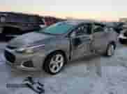 2019 Chevrolet Cruze Premier z VIN 1G1BF5SM0K7133946, wystawiony jako Copart lot #88654705 z przebiegiem Nie podano mil oraz Szkoda całkowita • Salvage title. Historia ofert i sprzedaży dostępna na DreamBid. Obrazek 1.