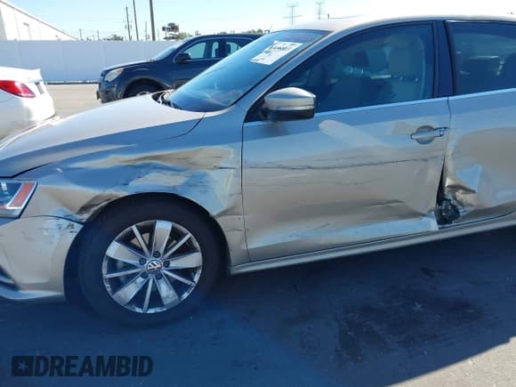 ✅ 2015 Volkswagen Jetta SE • VIN: 3VWD17AJ7FM238509 • Lot: 43698803. Wystawiony na IAAI z przebiegiem 116 651 mil. Bezpłatny archiwum sprzedaży aukcyjnych z USA i szczegółowy raport historii pojazdu na DreamBid. Zdjęcie 6.