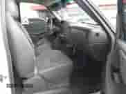 2003 Chevrolet Silverado 1500 LS z VIN 1GCEC14T93Z290620, wystawiony jako IAAI lot #43064697 z przebiegiem 172 198 mil mil oraz . Historia ofert i sprzedaży dostępna na DreamBid. Obrazek 5.