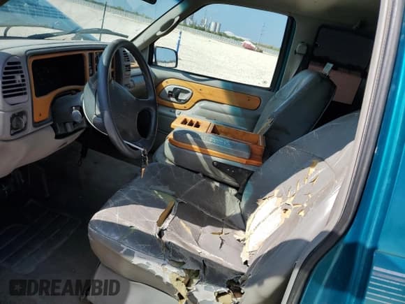 ✅ 1996 Chevrolet Silverado 1500 • VIN: 1GBEC19M1TE229338 • Lot: 85013725. Wystawiony na Copart z przebiegiem 191 985 mil. Bezpłatny archiwum sprzedaży aukcyjnych z USA i szczegółowy raport historii pojazdu na DreamBid. Zdjęcie 7.