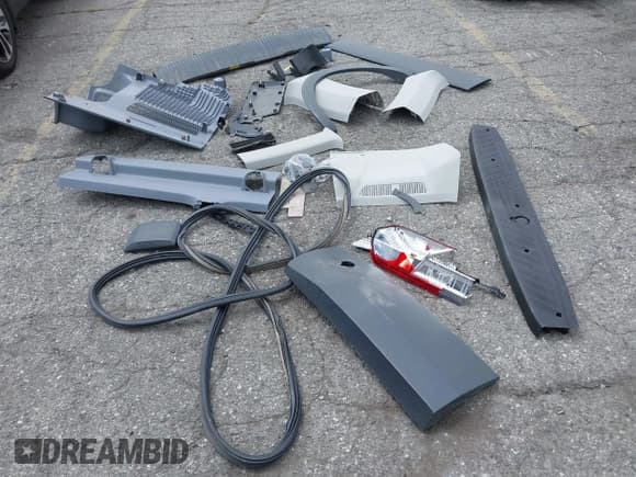 ✅ 2018 Ford Transit XL • VIN: 1FBZX2CG0JKA09945 • Lot: 42260073. Wystawiony na IAAI z przebiegiem 60 838 mil. Bezpłatny archiwum sprzedaży aukcyjnych z USA i szczegółowy raport historii pojazdu na DreamBid. Zdjęcie 12.