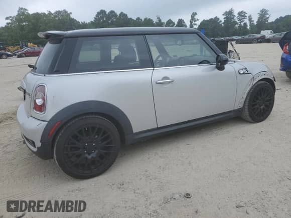 2011 MINI Hardtop S with VIN WMWSV3C5XBTY21172, listed as a Copart auction lot 61987915 with 138,640 mi miles and Salvage title. Bid and sale history available at DreamBid. Image 3.